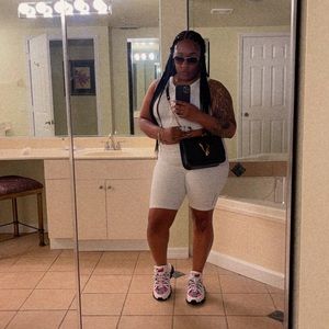 Meet your Posher, Dennishia